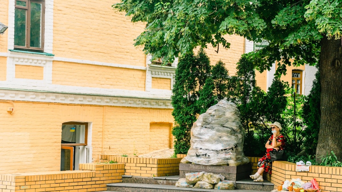 a statue of a bear on a stone step in front of a house